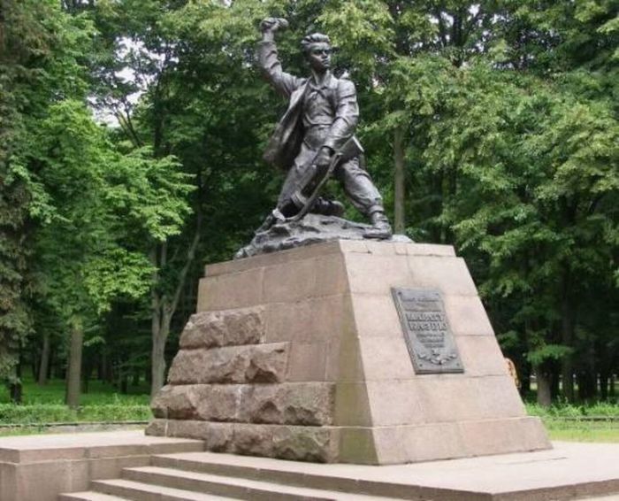 4.Памятник Марату Казею Беларусь.jpg
